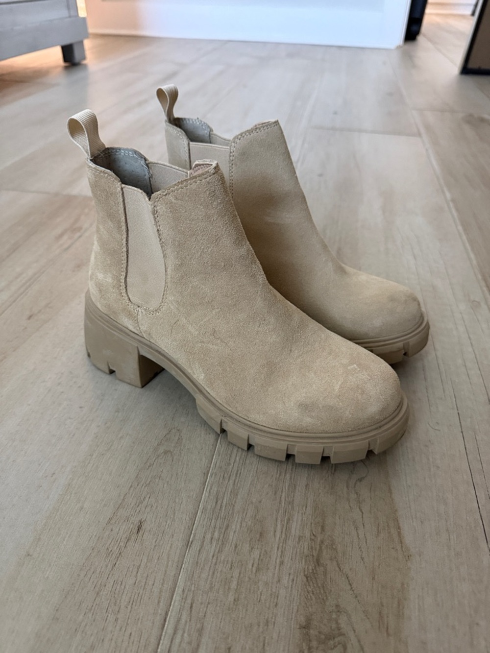 Steve Madden howler Beige tan sand Suede Lug Sole Chelsea Booties size 7.5